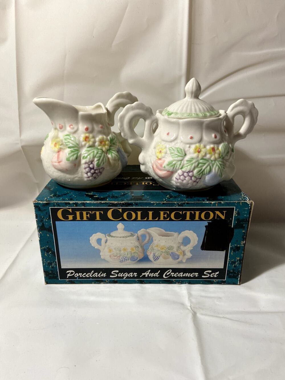 Porcelain sugar and creamer set